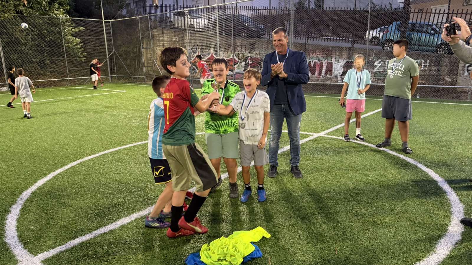 Διασκέδαση και ψυχαγωγία στο τουρνουά ποδοσφαίρου 5Χ5 για παιδιά στο ανακαινισμένο γήπεδο Λάκκας 