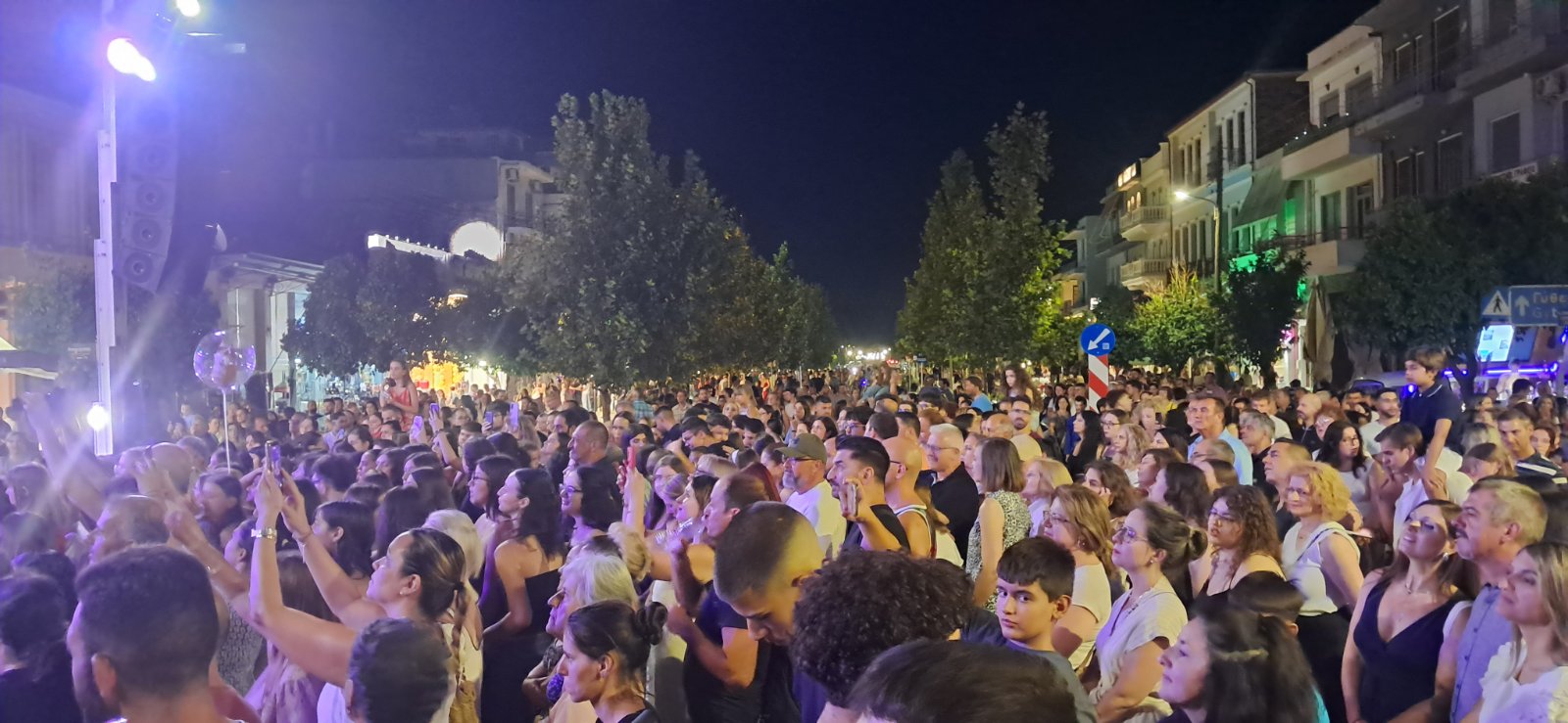 Μαγευτική «Λευκή Νύχτα» στη Σπάρτη υπό τον ρυθμό της Josephine – Μεγάλες προσφορές από τα εμπορικά καταστήματα 