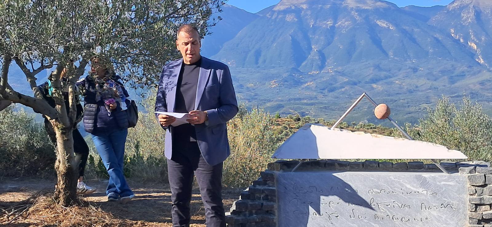Σε κλίμα συγκίνησης τα αποκαλυπτήρια του μνημείου Μανούσου Μανουσάκη στη Σελλασία – Μιχάλης Βακαλόπουλος «Οι μεγάλοι δημιουργοί παραμένουν ζωντανοί μέσα από το έργο τους και μέσα στις καρδιές όλων μας»