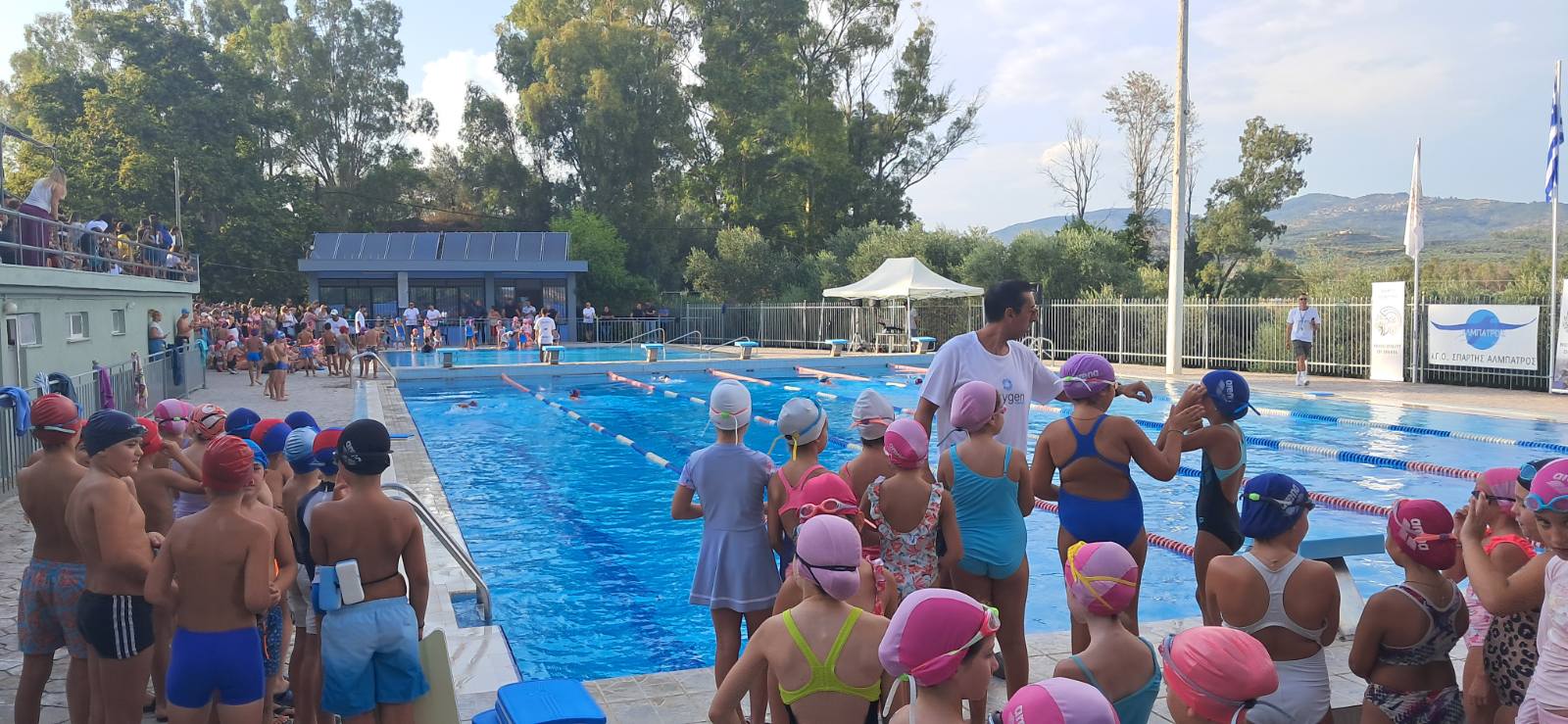 Αυλαία της εκπαιδευτικής σεζόν στο Ματάλειο Κολυμβητήριο – Με επιδείξεις, επαίνους και θερμό χειροκρότημα η μεγάλη κολυμβητική γιορτή