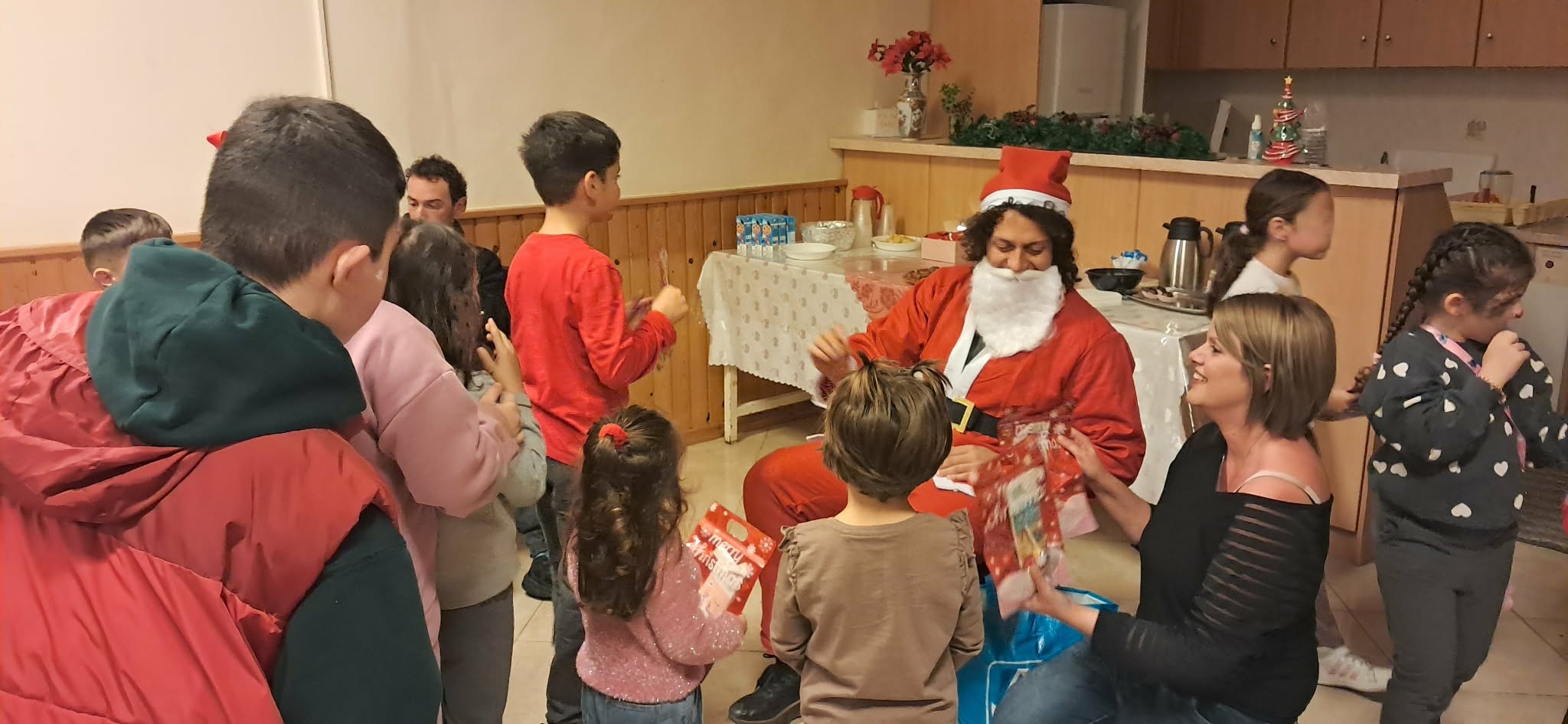 Χριστουγεννιάτικη γιορτή για τα παιδιά από την ενορία Αγίας Παρασκευής Αμυκλών