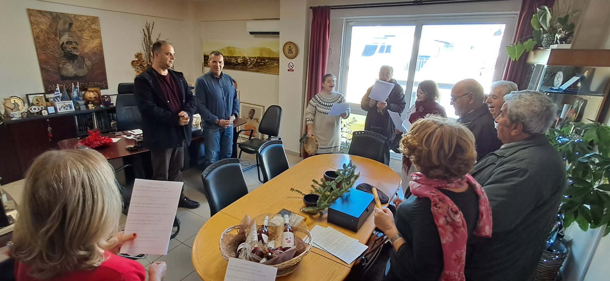 Κάλαντα Πρωτοχρονιάς στον Δήμαρχο Σπάρτης από τα μέλη του ΚΑΠΗ Σπάρτης