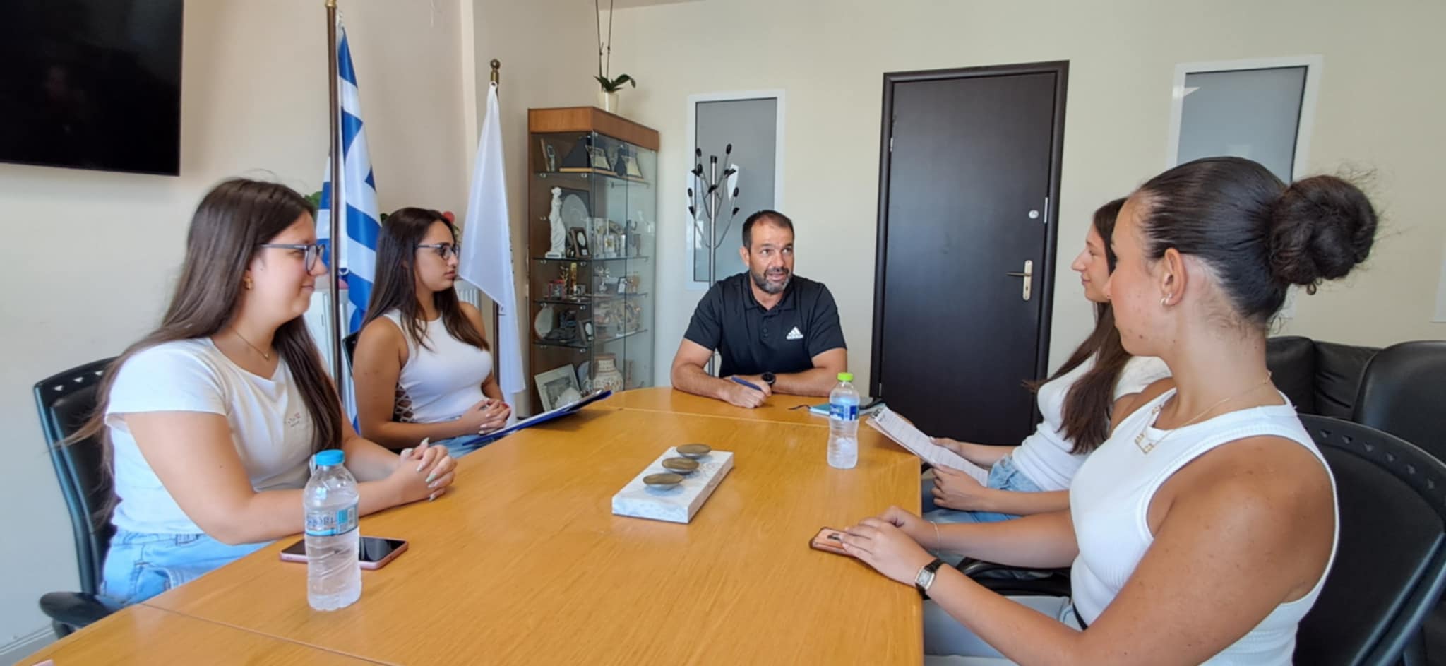 Μαθητές του 3ου ΓΕΛ Σπάρτης «ανέκριναν» τον Αντιδήμαρχο Δημοσθένη Κακούρο για τα αδέσποτα ζώα