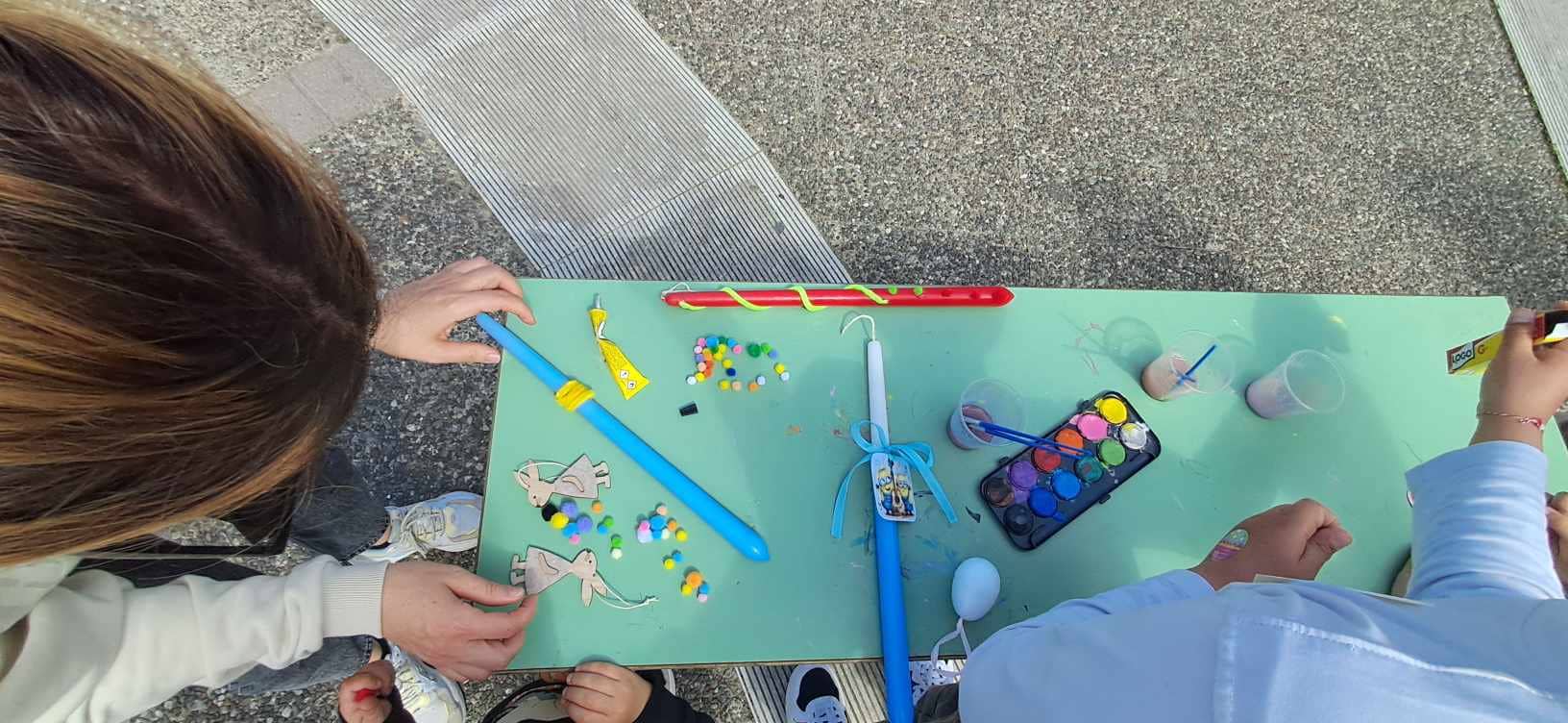 Μήνυμα αγάπης από τα μικρά παιδιά: «Κανένα σπίτι χωρίς λαμπάδα»