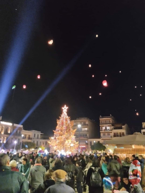 Φωταγωγήθηκε το χριστουγεννιάτικο δέντρο στην Πλατεία της Σπάρτης